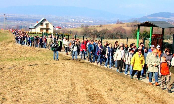 Droga Krzyżowa z Parafii Niepokalanego Serca NMP w Wieprzu do Kaplicy MB Częstochowskiej na Przegibku...