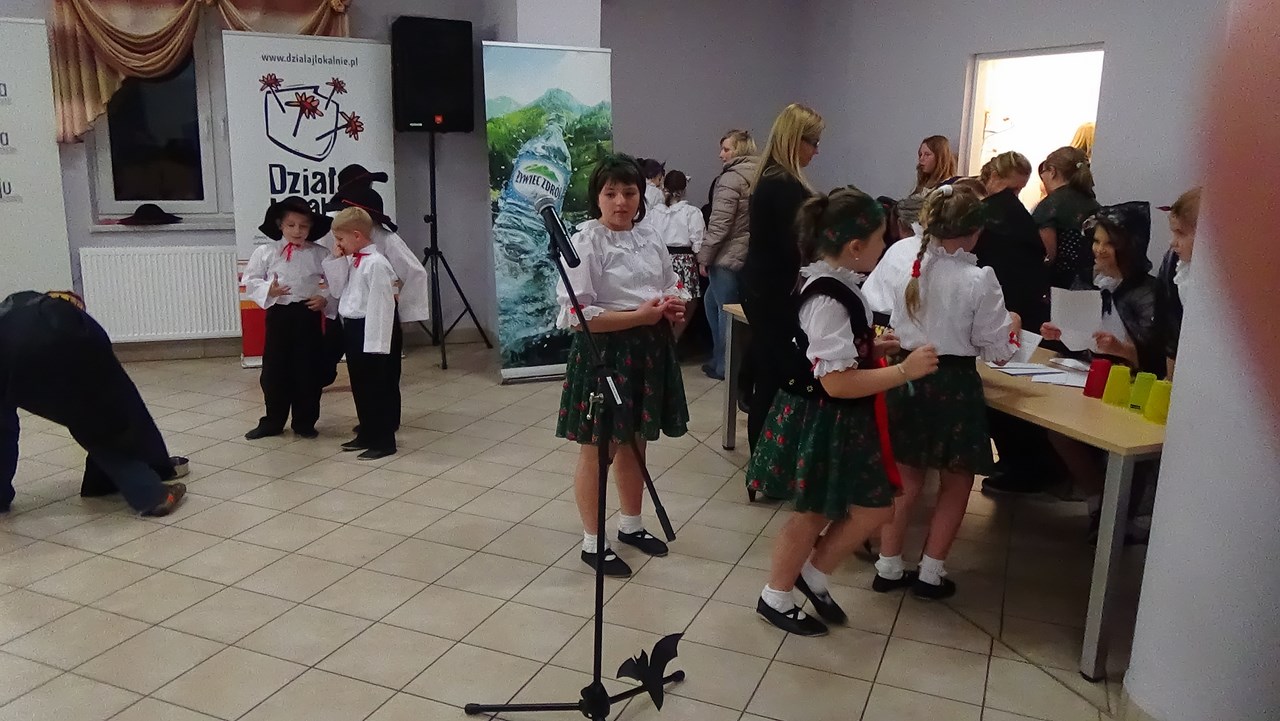 Andrzejkowy wieczór pełen wróżb i niespodzianek w Zespole Szkolno-Przedszkolnym w Przybędzy