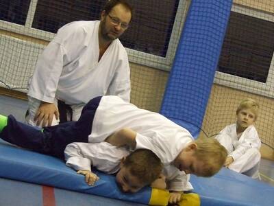 Obraz 11: Profesor medycyny i młodzi adapci karate