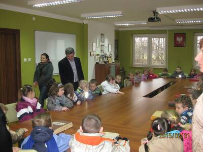 Obraz 8: Przedszkolaki z wizytą w  Urzędzie Gminy ...