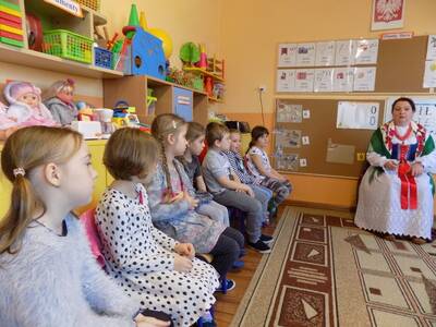 Obraz 19: ''Tradycje i zwyczaje ludowe naszego reg...