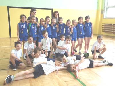 Mistrzowie w Turnieju Gier i Zabaw klas II – III S...