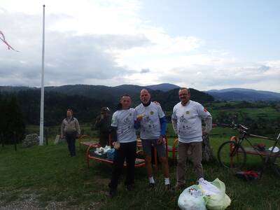 Uczestnicy II Biegu Pocztyliona  przebiegli przez ...