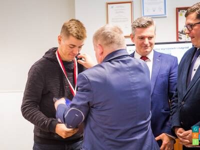 Obraz 19: MEDAL I DOWÓD UZNANIA