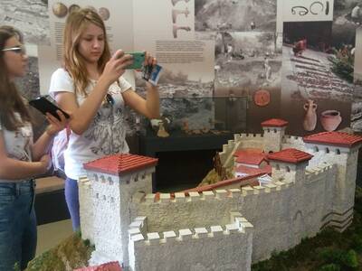 Obraz 2: Uczniowie i nauczyciele z Zespołu Szkolno...