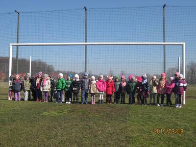 Przedszkolaki zwiedzają obiekty sportowe GKS Radzi...