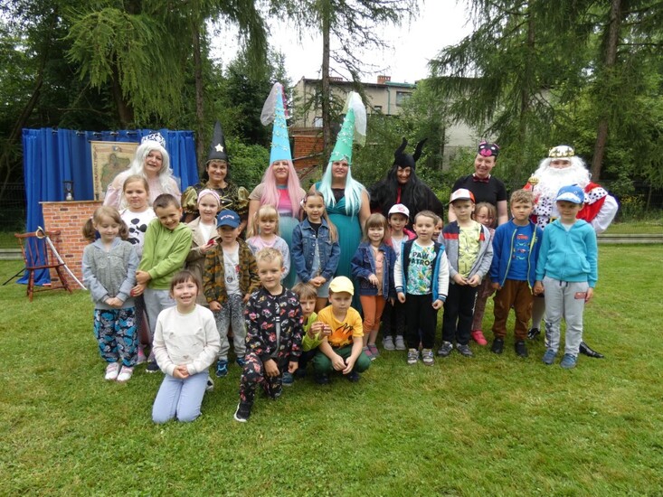 Śpiąca Królewna w przedszkolnym ogrodzie