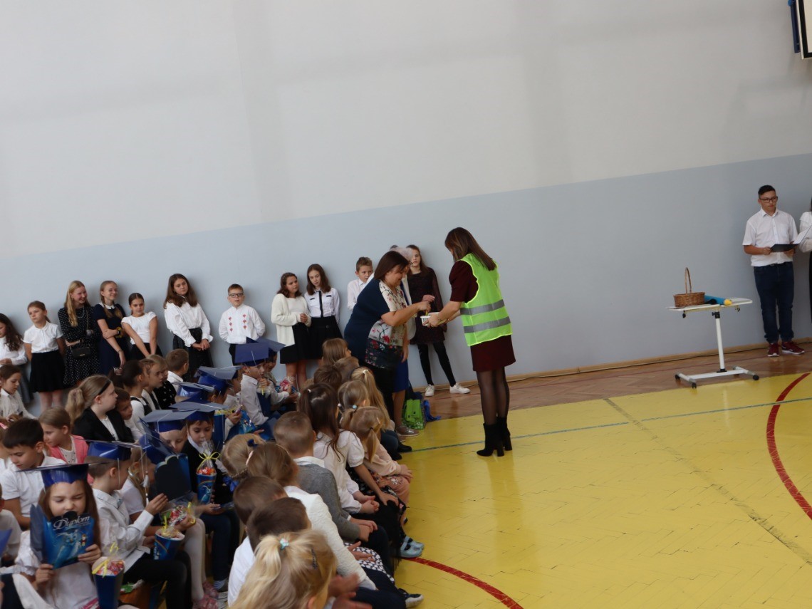 Rodzice dbają o bezpieczeństwo na drodze społeczności szkolnej w Juszczynie