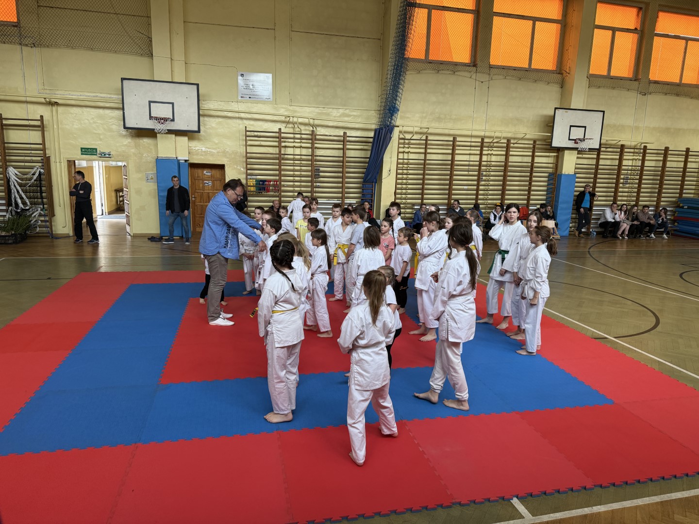 Leśnicy i karatecy sadzą i walczą