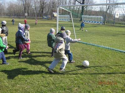 Obraz 20: Przedszkolaki zwiedzają obiekty sportowe...