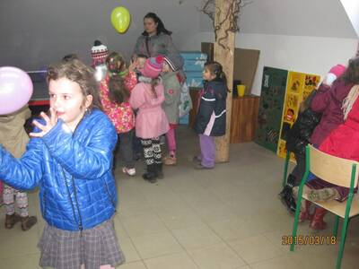 Obraz 37: Przedszkolaki zwiedzają obiekty sportowe...