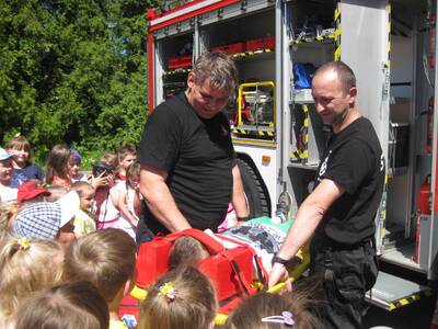 Obraz 14: Radziechowscy strażacy przedszkolakom