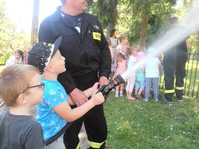 Obraz 41: Radziechowscy strażacy przedszkolakom